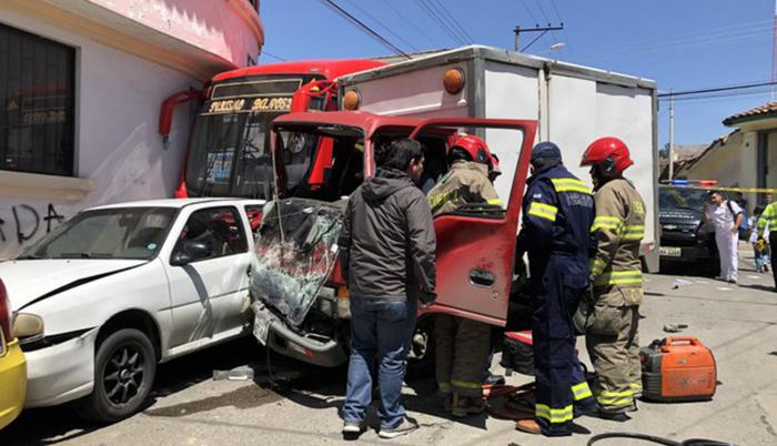 Otros dos autos que estaban estacionados fueron afectados por la fuerza del impacto.