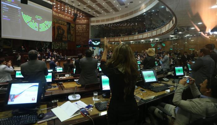 Cuando el número de votos pasó el margen de las dos terceras partes (91 votos) para aprobar la ley, inmediatamente el pleno de la Asamblea se inundó de aplausos desde el hemiciclo hasta las barras altas, donde estaban varios jubilados observando la sesión