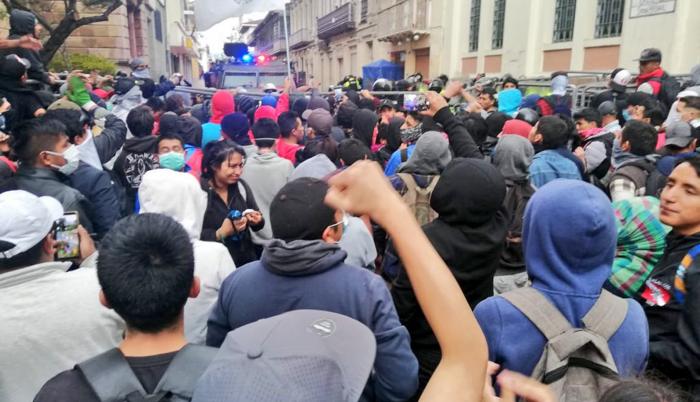 Con refuerzos policiales, las fueras del orden retomaron el control. Hubo uso de bombas lacrimógenas para internar dispersarlos.