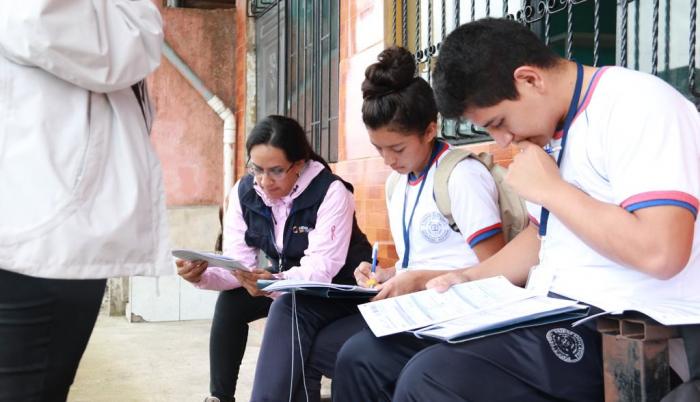 Estudiantes revisan los cuestionarios censales entregados en los kits.