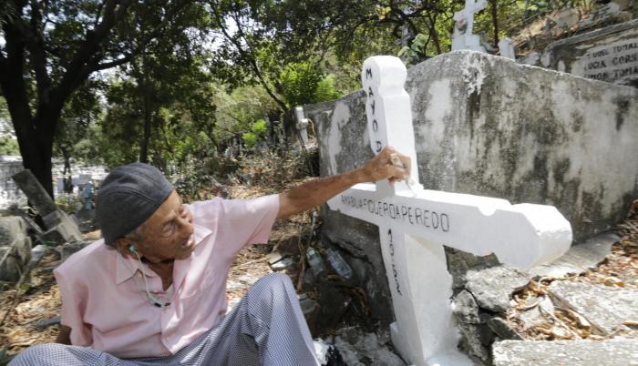 Hace 67 años falleció la progenitora de José Villón. Desde entonces, el adulto mayor visita la tumba, solo o con familiares. “Es el ser que me dio la vida y me cuida desde el cielo”, expresó.