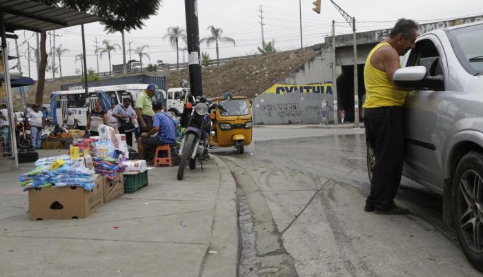 El comercio informal se apoderó de las veredas. Al final dejan los desperdicios en la vía pública.