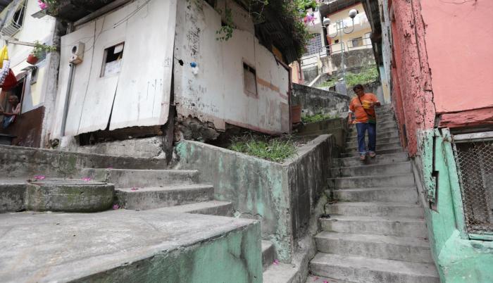 En el sector intervenido con el mural, los habitantes reclaman mejorar otras escaleras, colocar luminarias, pintar tramos del cemento y revivir las jardineras.