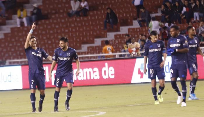 Luis Amarilla (i) celebra una de sus anotaciones