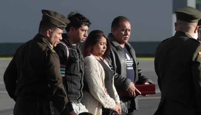 Familiares de la policía que falleció en atentado, Kevin Chicó,Elizabeth Vallejo y Roberto Chico a su retorno de Colombia.