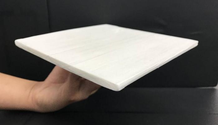 Madera que puede reflejar el calor o la radiación infrarroja.