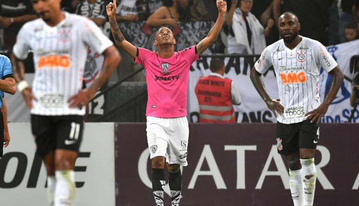 Gabriel Torres celebra una de sus anotaciones.