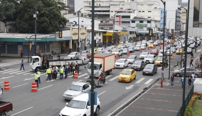Circulación. Un promedio de 4.500 vehículos es la carga que soporta la avenida Quito cada hora.