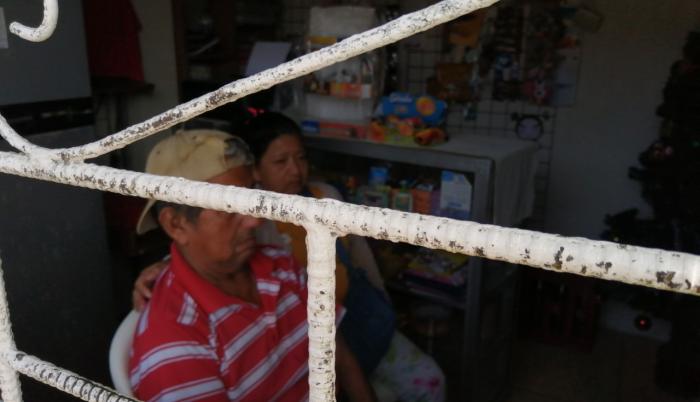 Además, el delincuente golpeó con la cacha de un revólver a su hijo de 26 años.