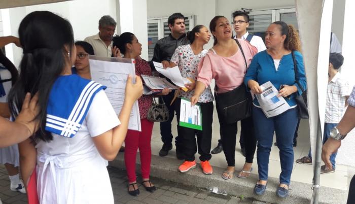 Grupos de padres protestaron este lunes en los exteriores de centros educativos de la Zona 8.