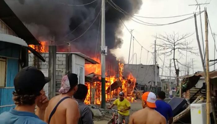 En cuestión de minutos, nueve casas de construcción de caña fueron reducidas a cenizas.