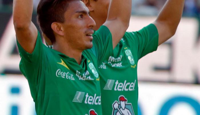 Ángel Mena celebra su gol contra Atlas.