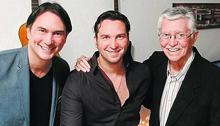 Con sus hijos, José Daniel y Danilo Parra.