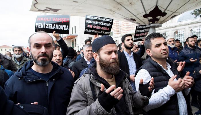 En Estambul, Turquía, varias personas protestaron tras la masacre en Nueva Zelanda, el viernes 15 de marzo.