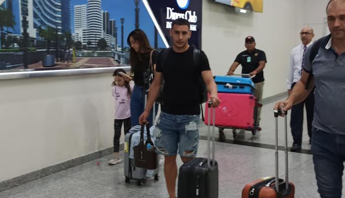 El volante argentino Emmanuel Martínez llegó a Guayaquil, para vincularse al cuadro canario. El gaucho aseguró que su deseo principal era llegar al elenco amarillo.
