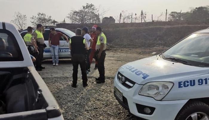 Agentes policiales hicieron un rastreo después de reportado el delito.