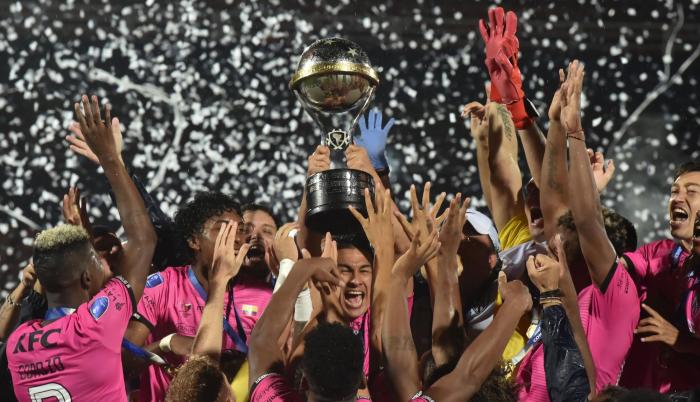 Jugadores del Independiente del Valle celebran con la copa.