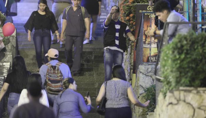 Enganchadores. Algunos locales incumplen la prohibición de contratar gente para captar a clientes en las escalinatas.