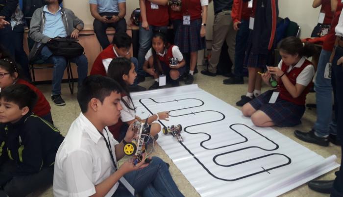 Los estudiantes alistan sus robots para participar en la competencia.