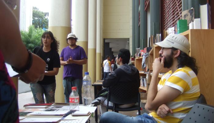 La Biblioteca de la Universidad de las Artes organiza ferias del libro como parte de su acción cultural.