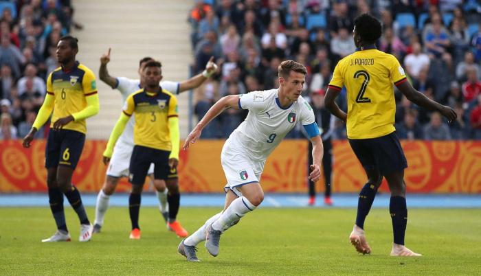 Contraste. Andrea Pinamonti (9), atacante de la selección italiana de fútbol sub-20, corre para festejar el único gol del encuentro, mientras que los jugadores ecuatorianos Diego Palacios (3) y Jackson Porozo lucen impotentes.