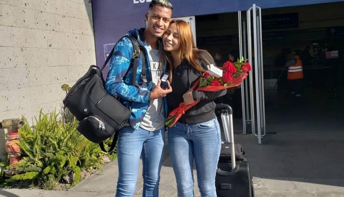 El zaguero ecuatoriano no continuará en el Melgar de Arequipa y antes de su regreso a Ecuador le juró a su novia que volvería por ella.
