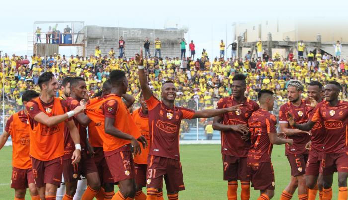 Celebración. Pedro Pablo Velasco (c) festeja con un baile luego de marcar el primer gol de Barcelona ayer en suelo machaleño.