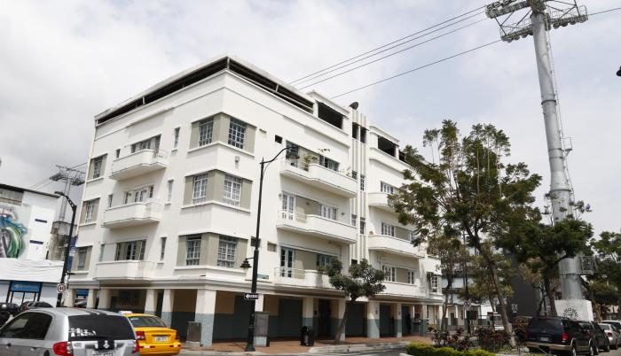 Perspectiva. El propietario de esta vivienda no sabe a cuántos metros sobre su techo están los cables de la Aerovía, cerca de la estación Malecón.