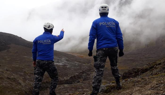 Los comandos presenciaron fumarolas que desprenden un fuerte olor a azufre.