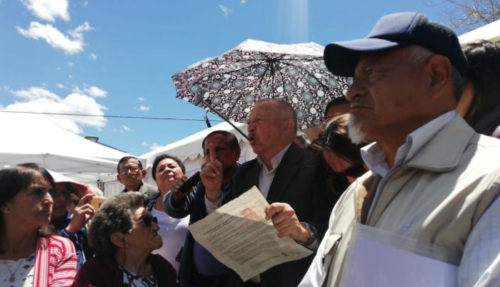 Alfonso Yánez (c), dirigente de Maestros Jubilados, reunió a quienes esperaban afuera del Legislativo.