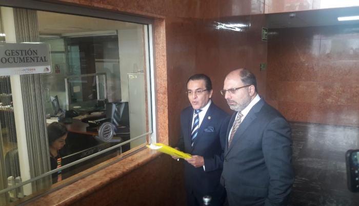 La decisión de presentar el documento tienen por objeto evitar que la propuesta del presidente Lenin Moreno entre en vigencia.