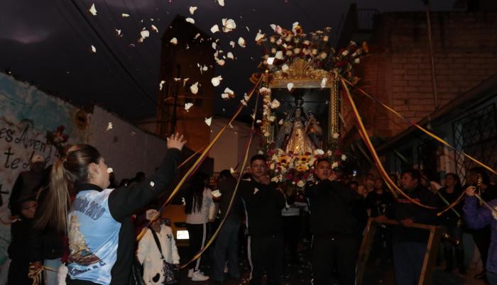 Moradores del sector de la Mena 2 durante la romería a la virgen de El Quinche. 15 de noviembre del 2019.