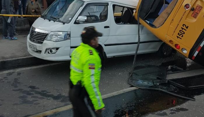Al lugar acudieron los equipos de emergencia. Los heridos fueron llevados al hospital.