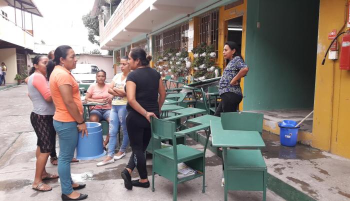 Jornada. Padres de familia participaron ayer en una minga de limpieza en las instalaciones del plantel.