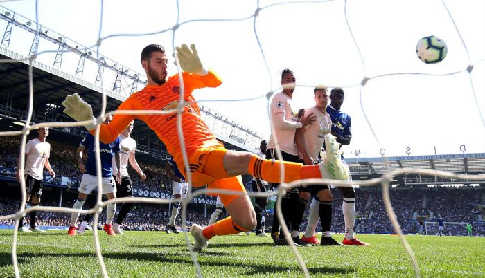 David de Gea mira caer su valla en el partido jugado ante el Everton.