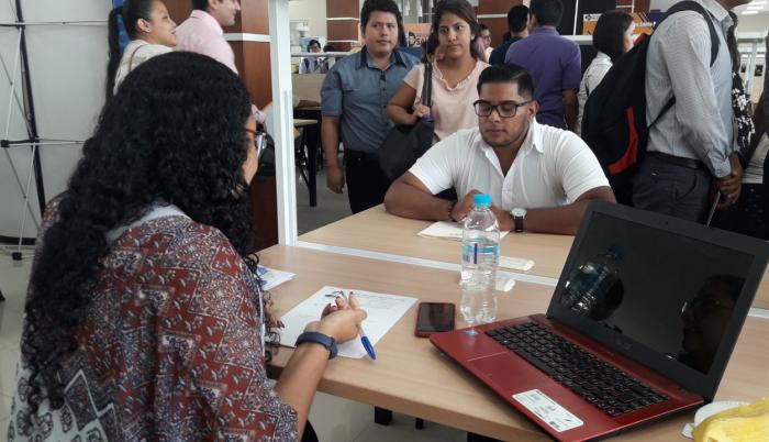 Cerca de 1.000 jóvenes universitarios dejaron sus hojas de vida en los stands de 57 empresas.