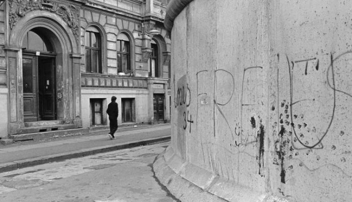 50 fotografías retratan el antes y el después del muro de Berlín