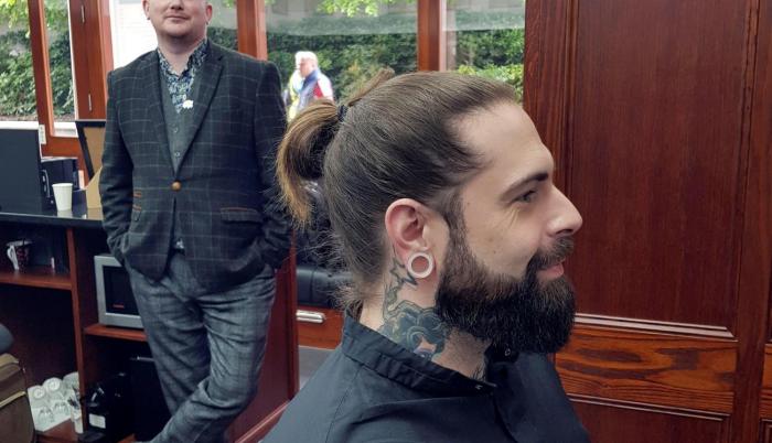 ¿Terapeuta o barbero? Un colectivo británico “salva vidas” cortando el pelo