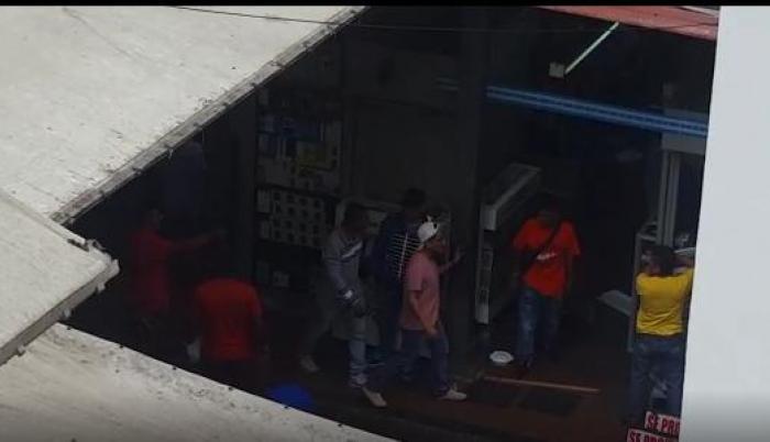Imágenes de una cámara de seguridad en el sector de la bahía.