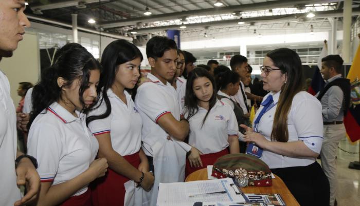 Orientación. Miles de bachilleres de varios colegios de la ciudad acuden a una feria en busca de su vocación.