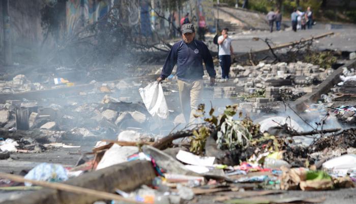 Destrucción. En las avenidas que rodean el ágora de la Casa de la Cultura se podía encontrar gran cantidad de escombros.
