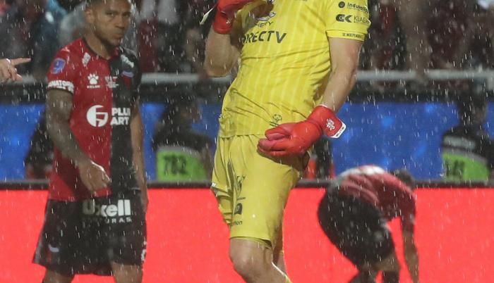Jorge Pinos en la final de la Copa Sudamericana ante Colón de Santa Fe.