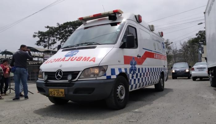 Desde la cárcel, una ambulancia salió custodiada por un patrullero.