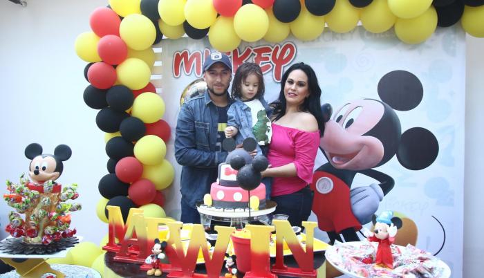 El cumpleañero con sus padres.