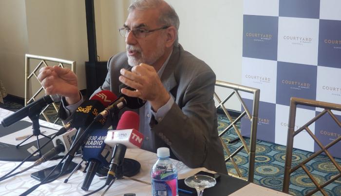 El exvicepresidente, Alberto Dahik, respondió a dirigentes indígenas que lo acusaron de ser financiado por la derecha.