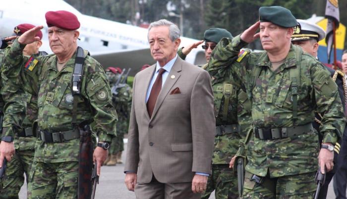 El ministro Oswaldo Jarrín estuvo presente en el acto militar.