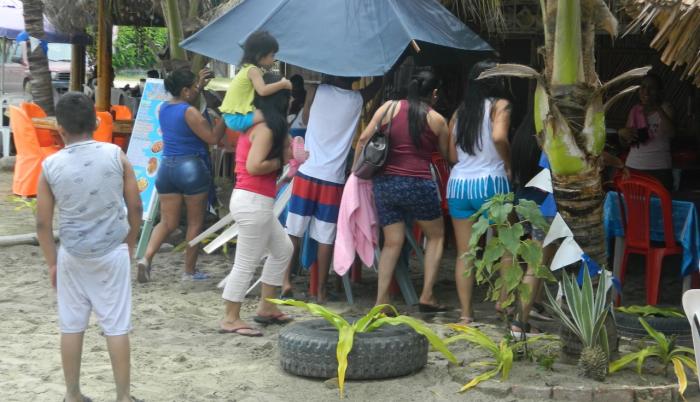 Un grupo de turistas en Villamil Playas.