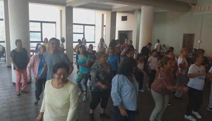 Público. Los adultos mayores demostraron su entusiasmo con los ritmos.