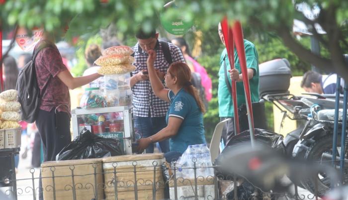 Hay preocupación en los vendedores informales de la Universidad de Guayaquil, ante el anuncio de desalojo.