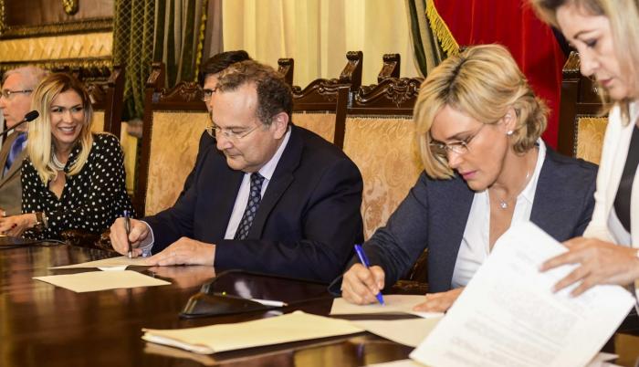 La alcaldesa Cynthia Viteri y el rector de ese centro de estudios español, José María Vázquez, firmaron el convenio este lunes.